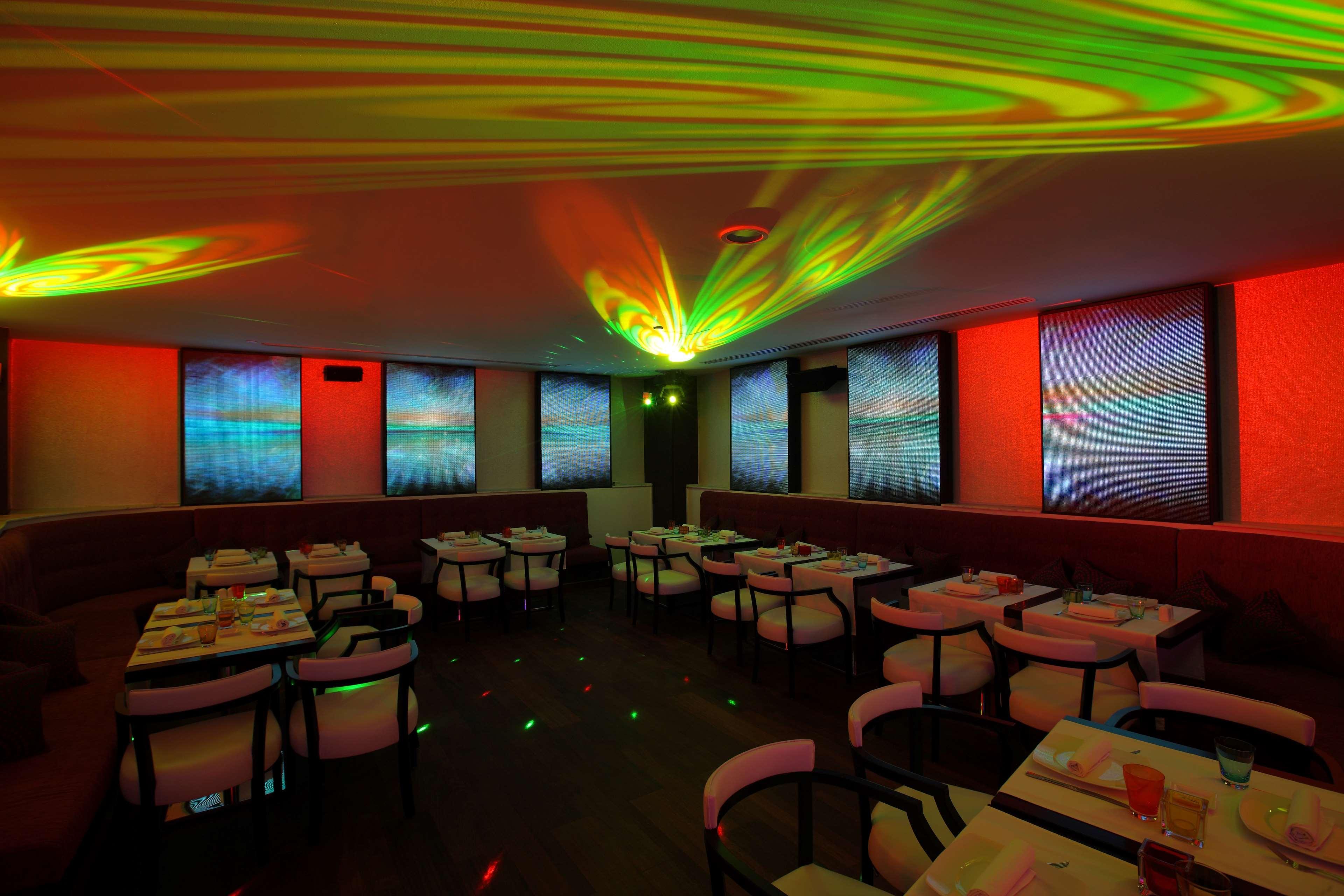 Hotel Hilton Alexandria Corniche Exterior foto Laser light show at a restaurant