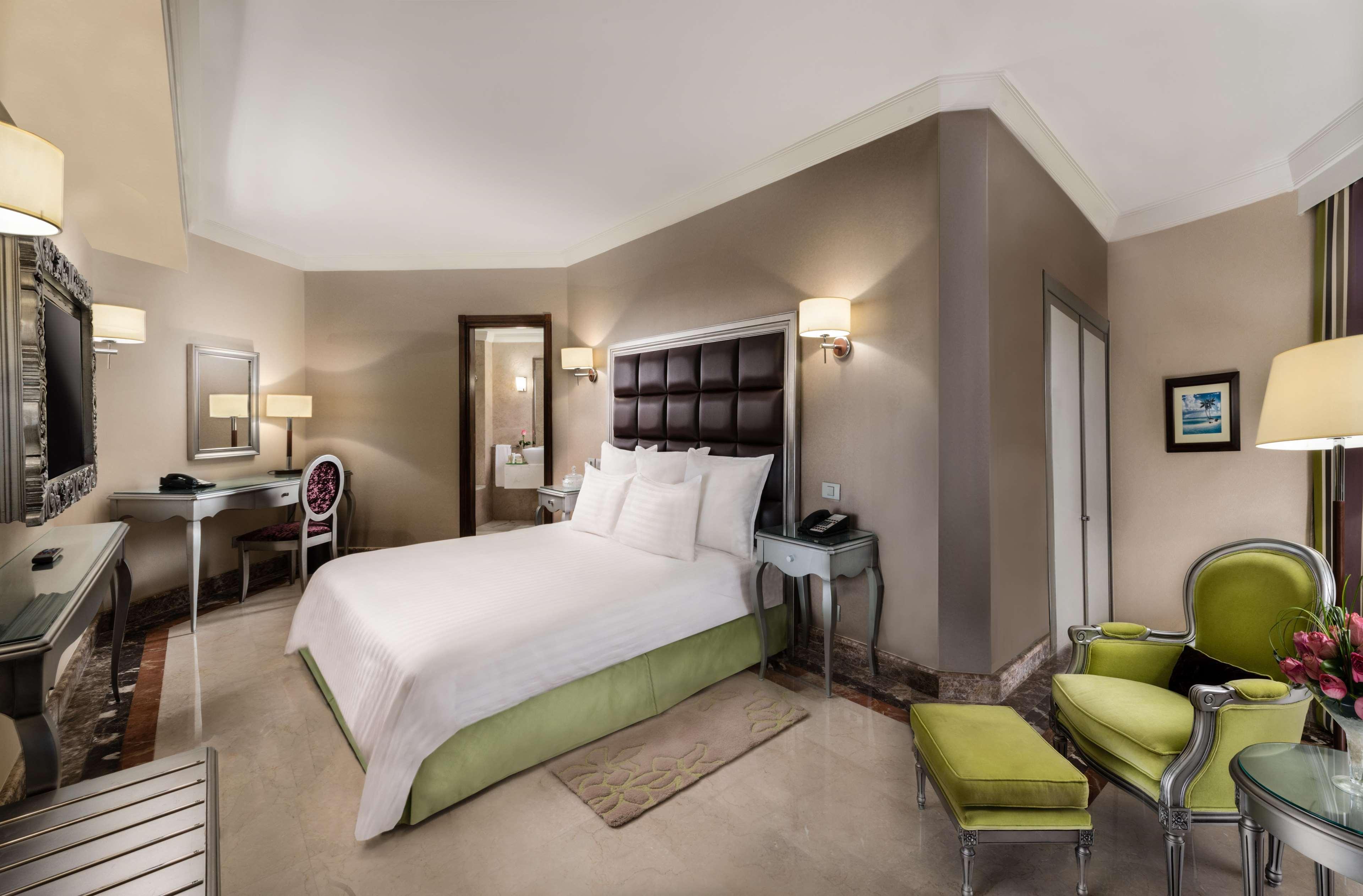 Hotel Hilton Alexandria Corniche Exterior foto A room at the hotel