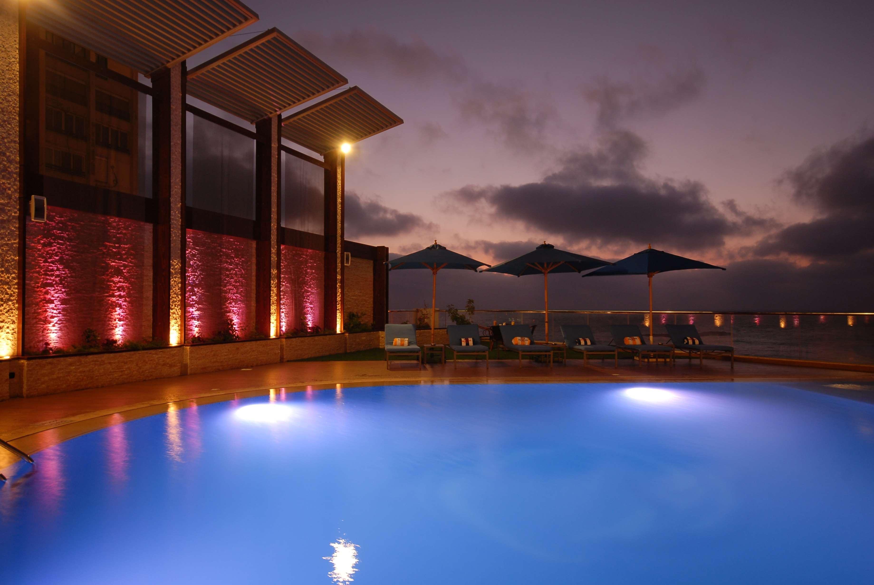 Hotel Hilton Alexandria Corniche Einrichtungen foto The pool at the rooftop bar