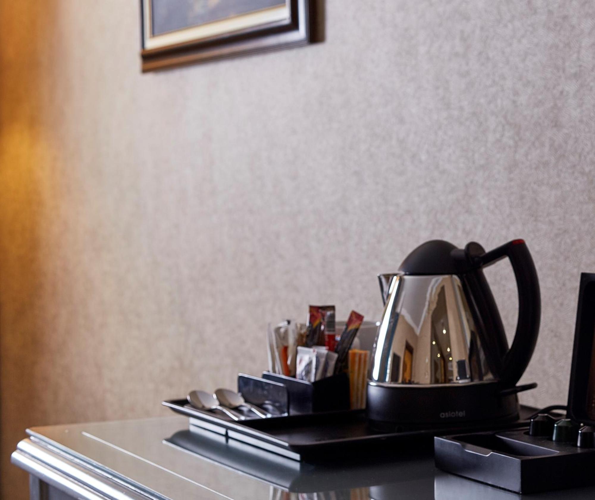 Hotel Hilton Alexandria Corniche Exterior foto A kettle with a selection of tea and coffee sachets