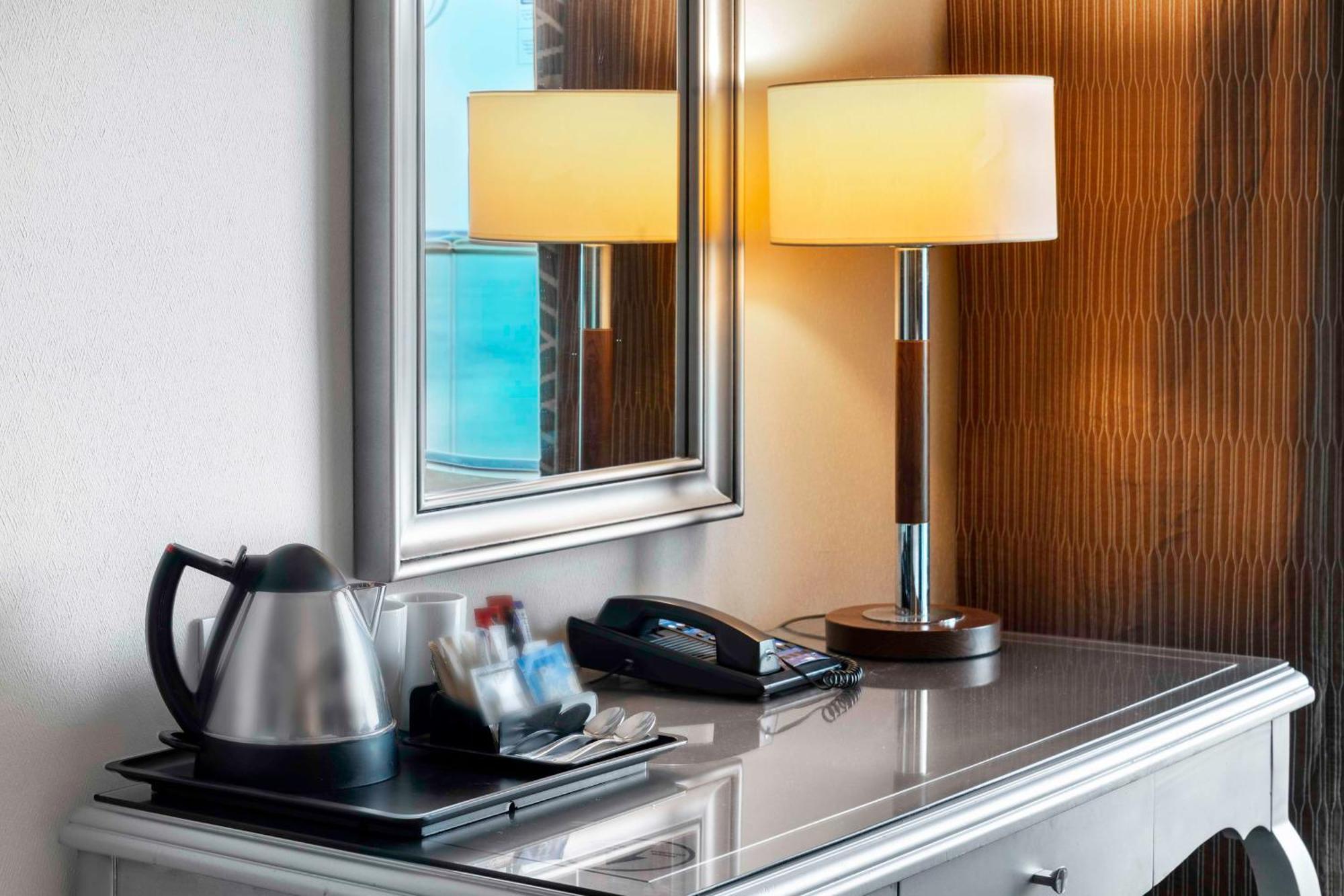 Hotel Hilton Alexandria Corniche Exterior foto A kettle in a hotel room