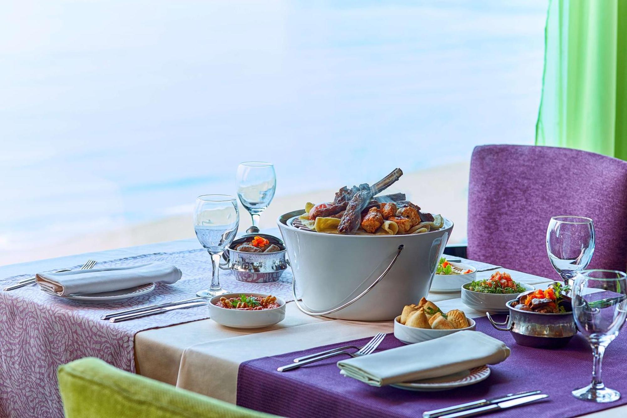 Hotel Hilton Alexandria Corniche Exterior foto A table set for dinner