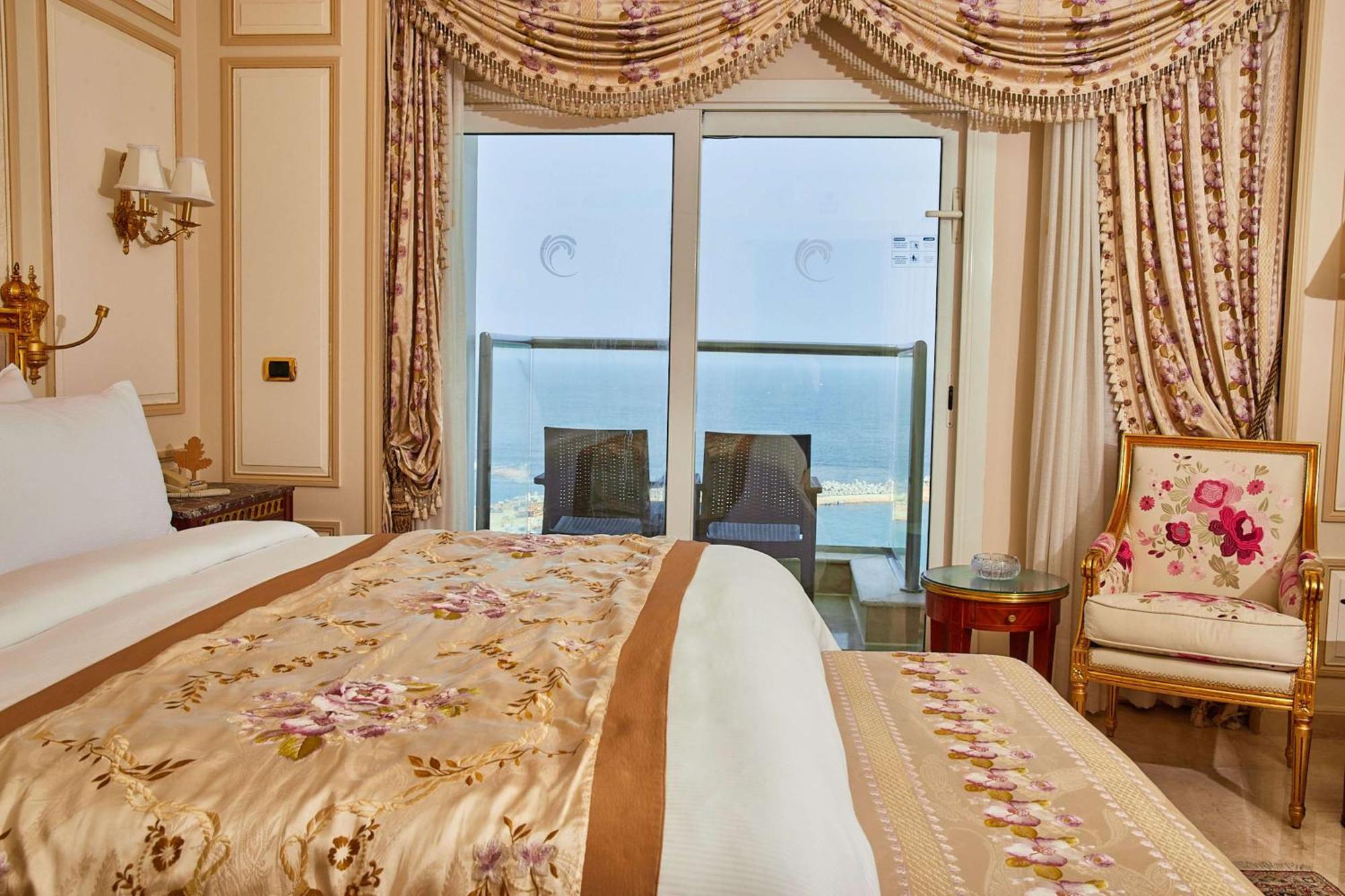 Hotel Hilton Alexandria Corniche Exterior foto A bedroom in the hotel