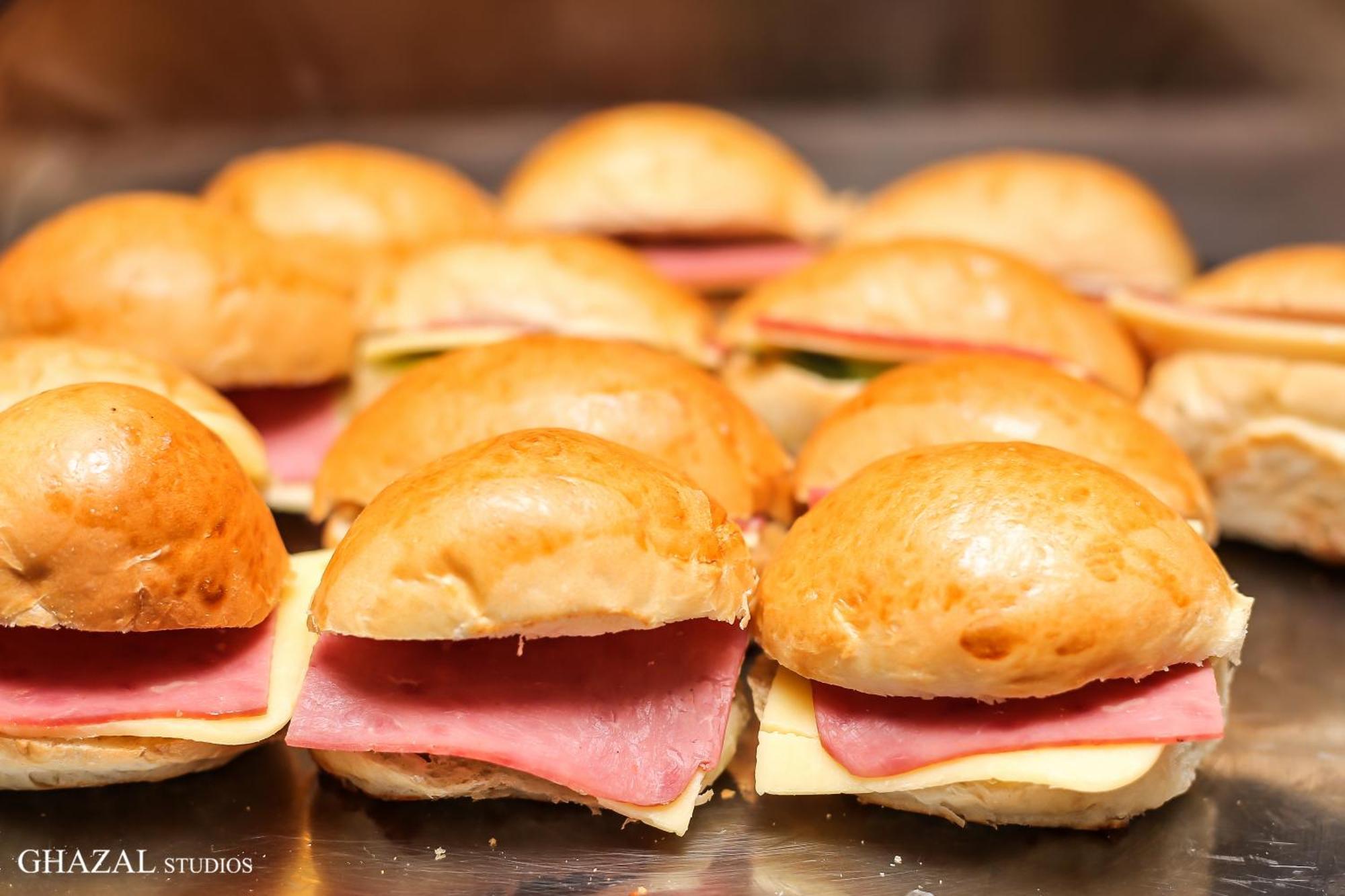 Hotel Hilton Alexandria Corniche Exterior foto A ham and cheese slider