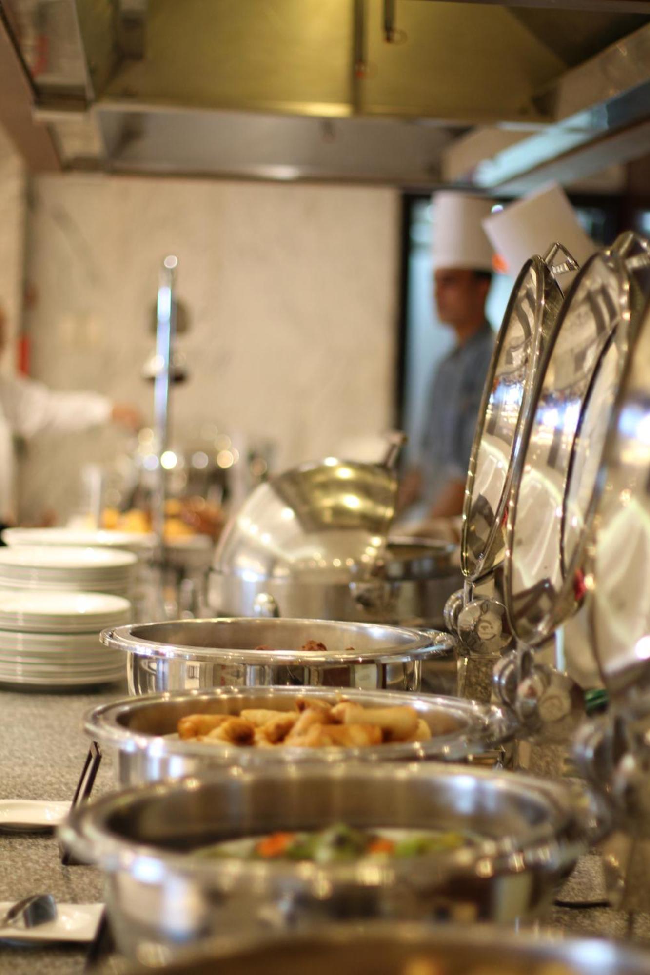 Hotel Hilton Alexandria Corniche Exterior foto A chafing dish