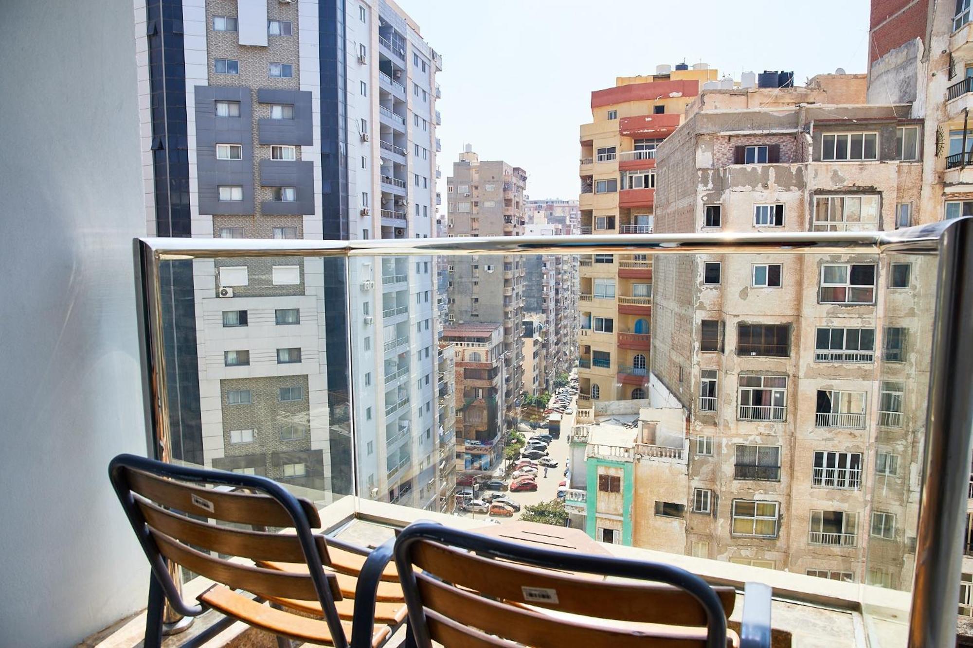 Hotel Hilton Alexandria Corniche Exterior foto A balcony in Cairo, Egypt