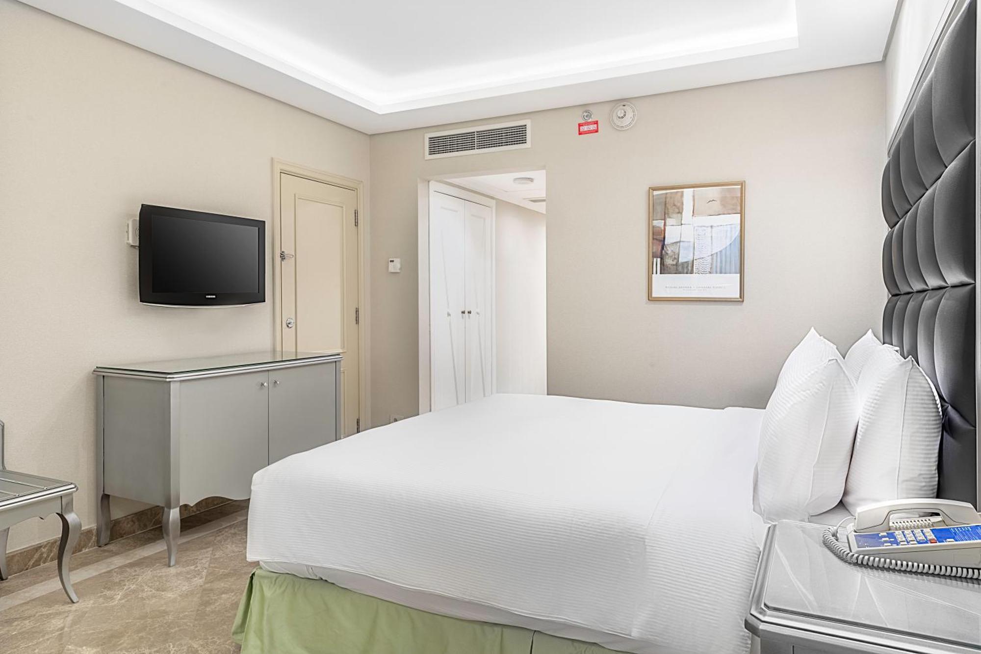 Hotel Hilton Alexandria Corniche Exterior foto A bedroom at the hotel